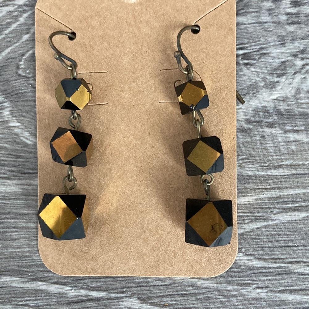 Set of Vintage looking pierced earrings with unique beads - Picture 5 of 5